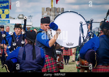 Fergus, Ontario, Kanada - 08 11 2018: Schlagzeuger der Hamilton Polizei Rohre und Trommeln Band paricipating in der Pipe Band Contest von Pipers und Pip gehalten Stockfoto