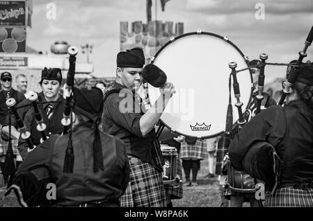 Fergus, Ontario, Kanada - 08 11 2018: Schlagzeuger der Hamilton Polizei Rohre und Trommeln Band die Teilnahme an der Pipe Band Contest statt von Pipers und Stockfoto
