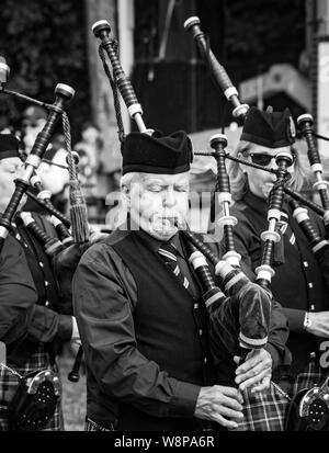 Fergus, Ontario, Kanada - 08 11 2018: Piper der Hamilton Polizei Rohre und Trommeln Band paricipating in der Pipe Band Contest von Pipers und Rohr gehalten Stockfoto