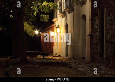 Alte Ruinen, malerischen Kopfsteinpflasterstraßen und portugiesischer und spanischer Architektur machen, um einige der wichtigsten Funktionen von Colonia del Sacramento in Uruguay Stockfoto