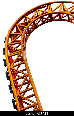 Der orange Roller Coaster Track in Nahaufnahme auf weißem Hintergrund gebogen. Stockfoto