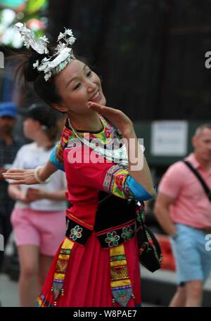 New York, USA. 10 Aug, 2019. Eine Frau in der chinesischen Tracht singt Chinese Folk Song am Times Square in New York, USA, am 10.08.2019. Credit: Gu Xinnan/Xinhua Quelle: Xinhua/Alamy leben Nachrichten Stockfoto