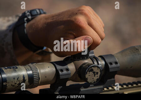 Ein US-Marine mit Scout Sniper Platoon, Waffen Firma, 1.Bataillon, 25 Marine Regiment, 4 Marine Division passt ihr Geltungsbereich, in Twenty-Nine Palms, Calif. Juli 26., 2019. Die Marines von Scout Sniper Platoon ausgeführt Wissen und unbekannte Abstand reicht, um sich für Training Inegrated Übung 5-19 vorzubereiten. (U.S. Marine Corps Foto von Lance Cpl. Tyler M. Solak) Stockfoto