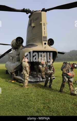 Airborne Soldaten an der Internationalen Leapfest Airborne Wettbewerb in South Kingstown, Rhode Island Verlassen eines CH-47 von Soldaten aus Bravo Company der New York Army National Guard, 3.BATAILLON, 126 Aviation geflogen. Soldaten aus Bravo Company, 3.BATAILLON, 126 Luftfahrt, in Rochester, New York, haben die Unterstützung, um Leapfest Wettbewerb der Rhode Island National Guard seit 2011. (U.S. Army National Guard Foto von Sgt. Andrew Winchell) Stockfoto