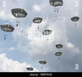 Fallschirmjäger zugeordnet 2. Brigade Combat Team, 82nd Airborne Division führen die fünf Punkte der Leistung nach dem Verlassen einer C-130 Hercules bei einem Betrieb auf Sizilien Drop Zone in Fort Bragg, N.C., Aug 7, 2019. Der 82nd Airborne Division ist Amerikas globale Response Force und ist in der Lage, Bereitstellung von Kräften innerhalb von 18 Stunden nach der Benachrichtigung über die gesamte Palette der militärischen Operationen überall in der Welt durchzuführen. Stockfoto