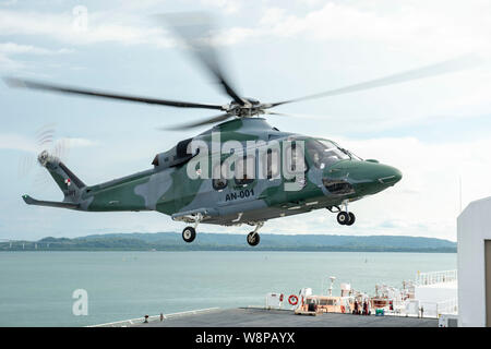 190808-N-DZ 642-1094 Colon, Panama (Aug. 8, 2019) Eine AW-139 Hubschrauber, zugeordnet zu den Panama Servicio Nacional Aeronaval, Durchführung der panamaischen Präsidentin Laurentino Cortizo, landet auf dem Flugdeck des Hospital Ship USNS Comfort (T-AH 20). Komfort ist das Arbeiten mit Gesundheit und Regierung Partner in Mittelamerika, Südamerika und die Karibik zu kümmern, auf dem Schiff und an Land-basierte medizinische Websites, wodurch der Druck auf die nationalen medizinischen Systemen durch eine Erhöhung der Venezolanischen Migranten belasteten zu entlasten. (U.S. Marine Foto von Mass Communication Specialist 2. Klasse Bobby J Siens) Stockfoto