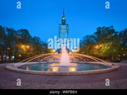 Foto des Palastes der der Warschauer von Kultur und Wissenschaft in der blauen Stunde Zeit Stockfoto
