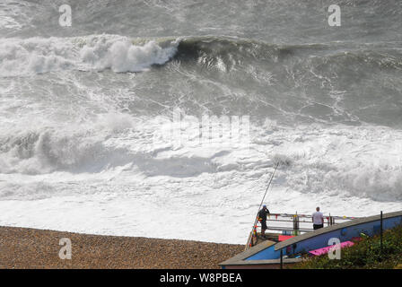 Chesil Beach. 10. August 2019. UK Wetter. Zwei Männer sind durch die massive Wellen zerschlagen Chesil Beach, Isle of Portland. Credit in den Schatten gestellt: stuart Hartmut Ost/Alamy leben Nachrichten Stockfoto