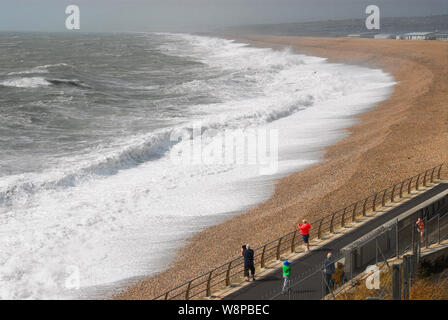 Chesil Beach. 10. August 2019. UK Wetter. Massive Wellen Teig Chesil Beach, Isle of Portland. Credit: stuart Hartmut Ost/Alamy leben Nachrichten Stockfoto