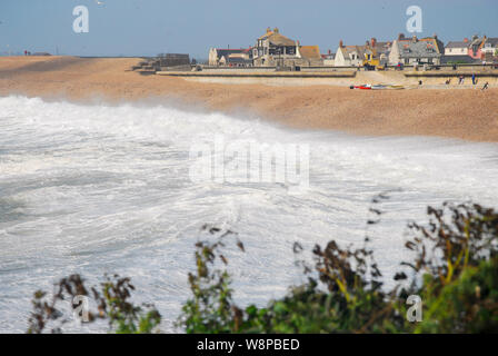 Chesil Beach. 10. August 2019. UK Wetter. Massive Wellen Teig Chesil Beach, Isle of Portland. Credit: stuart Hartmut Ost/Alamy leben Nachrichten Stockfoto