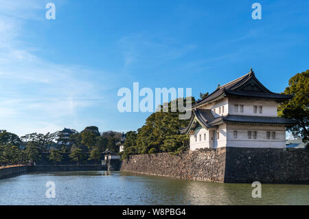 Der Graben und Sakurada in Richtung Kikyō-mon Tor, Imperial Palace, Tokio, Japan Stockfoto