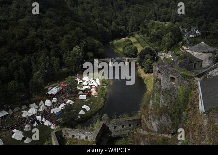 Bouillon, Belgien. 10 Aug, 2019. Foto am 10.08.2019 zeigt einen Überblick über die jährlichen Mittelalter Festival in der Stadt Bouillon in Belgien getroffen. Die jährlichen Mittelalter Festival in Bouillon am Samstag begann, mit zeigt, kämpft und das Handwerk von mittelalterlichen Stil Touristen, die bis in das Mittelalter zurück. Credit: Zheng Huansong/Xinhua/Alamy leben Nachrichten Stockfoto