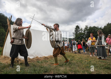 Bouillon, Belgien. 10 Aug, 2019. Männer im mittelalterlichen Stil Kleidung führen Schwertkampf während der jährlichen Mittelalter Festival in der Stadt Bouillon in Belgien, 10.08.2019. Die jährlichen Mittelalter Festival in Bouillon am Samstag begann, mit zeigt, kämpft und das Handwerk von mittelalterlichen Stil Touristen, die bis in das Mittelalter zurück. Credit: Zheng Huansong/Xinhua/Alamy leben Nachrichten Stockfoto