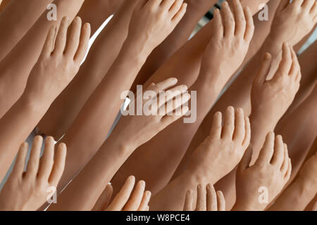 Die Ausstellung Mensch und Silikon Frauen Prothese Hände, Medizin rosa Implantate für Person Stockfoto