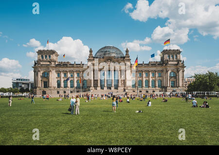 Berlin, Deutschland - August 2019: Menschen im Reichstag, dem deutschen Bundestag oder dem Parlament Gebäude, ein Wahrzeichen an einem Sommertag in Berlin Stockfoto