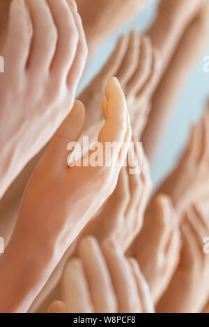 Die Ausstellung Mensch und Silikon Frauen Prothese Hände, Medizin rosa Implantate für Person Stockfoto