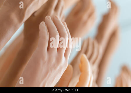 Die Ausstellung Mensch und Silikon Frauen Prothese Hände, Medizin rosa Implantate für Person Stockfoto