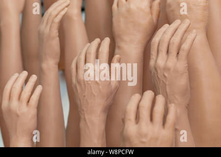Die Ausstellung Mensch und Silikon Frauen Prothese Hände, Medizin rosa Implantate für Person Stockfoto