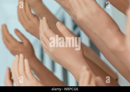 Die Ausstellung Mensch und Silikon Frauen Prothese Hände, Medizin rosa Implantate für Person Stockfoto