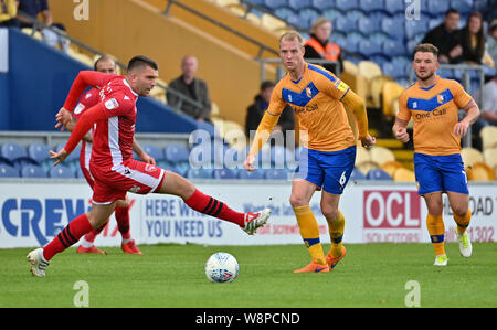 Mansfields Stadt Neal Bischof spielt eine Kugel upfield: Bild Steve Flynn/AHPIX LTD, Fußball, Sky Bet Liga Zwei, Mansfield Town v Morecambe, ein Anruf S Stockfoto