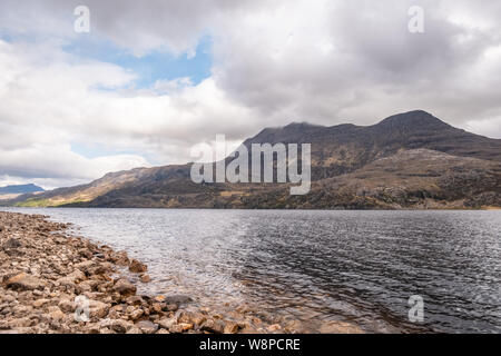 Slioch Berg durch Wolken am Ufer des Loch Maree in den Highlands von Schottland ausgeblendet Stockfoto