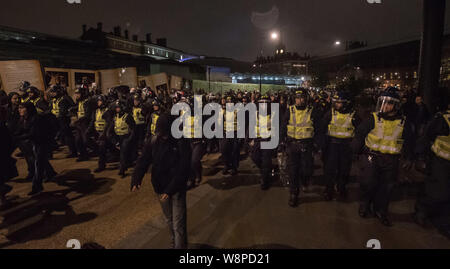 London, Großbritannien. 24. Oktober 2015. Bis zu 150 Demonstranten nahmen an einer Demonstration am Bahnhof St Pancras in Reaktion auf die Notlage der Immigrant Stockfoto