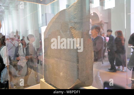 Die Menschen sehen, Rosetta Stone im British Museum London, Großbritannien Stockfoto