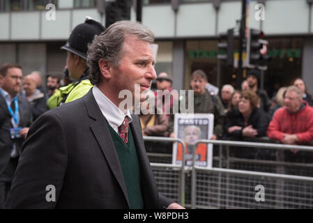 Peter Street, Manchester, UK. 5. Oktober 2015. Anti-Tory Protesters shout Missbrauch und Kunststoff Kugeln an Tory Mitglieder des Kabinetts und anderen Delegierten werfen ein Stockfoto