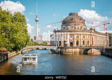 Berlin, Deutschland - Juni, 2019: Die Museumsinsel, das Schiff auf Spree und Fernsehturm im Sommer Tag in Berlin, Mitte Stockfoto