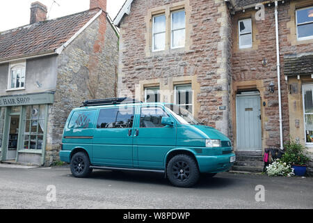 August 2019 renoviert - VW Volkswagen T4 camper Van Conversion in Jade Grün Stockfoto