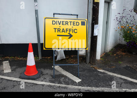 August 2019 - umgeleiteten Verkehr Straße Autobahn Zeichen in Großbritannien Stockfoto