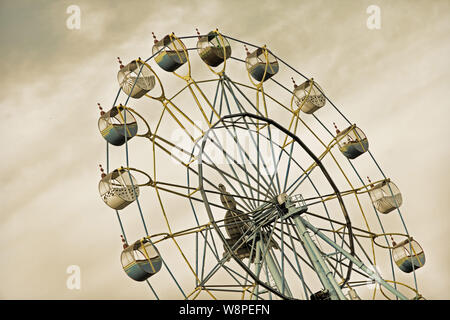 Apokalyptische Riesenrad auf säurehaltigen Himmel grau Hintergrund. Chernobylconcept. Stockfoto