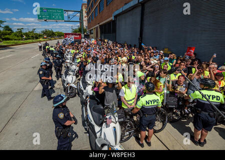 New York, USA. 10 Aug, 2019. Hunderte von New Yorkern in der Nähe der Camps NYC Koalition im Madison Square am 10 August, 2019 zu einer Kundgebung und Marsch für Einwanderung Gerechtigkeit zu kämpfen, für ein Ende der Konzentrationslager verwendet werden Migranten in Haus und direkte Aktion gegen Einwanderung Razzien in NYC. Über 50 Demonstranten wurden auf ordnungswidriges Verhalten Gebühren nach dem Blockieren den West Side Highway im März verhaftet. Credit: Erik McGregor/ZUMA Draht/Alamy leben Nachrichten Stockfoto