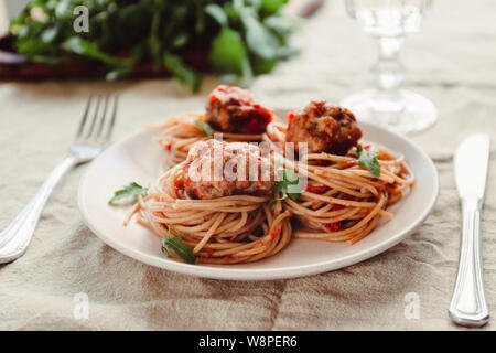 Original italienische Spaghetti mit Fleischbällchen in Tomatensauce Stockfoto