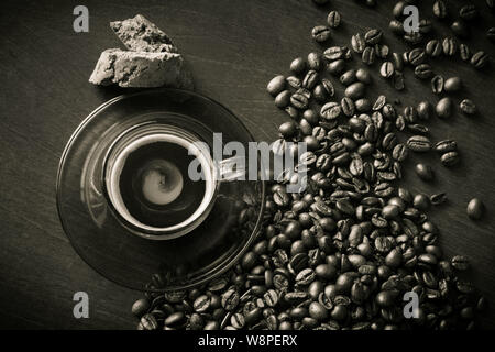 Kaffee, Tasse Kaffee, Kaffeebohnen und Biscotti flatlay table top Still Life Stockfoto