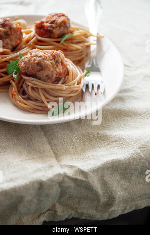 Original italienische Spaghetti mit Fleischbällchen in Tomatensauce Stockfoto