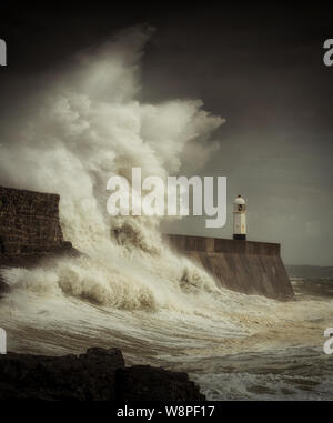 Riesige Wellen schlagen Porthcawl Stockfoto