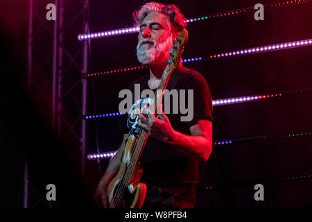 Italienische Sänger und Songwriter Luca Carboni, führt live auf der Bühne in der Cantina dei Colli Ripani in Ripatransone während seiner "Sputnik Tour 2019". Stockfoto