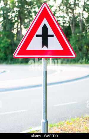 Holländische Straße B3: Sie soll die Priorität von Fahrern aus dem linken oder rechten erhalten Stockfoto