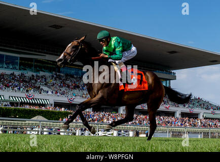 August 10, 2019, Arlington Heights, IL, USA: August 10, 2019: Sustercharlie #7, von John velazquez geritten, gewinnt das Beverly D Einsätze während der Arlington Million Tag Arlington am Internationalen Pferderennbahn in Arlington Heights, Illinois. Scott Serio/Eclipse Sportswire/CSM Credit: Cal Sport Media/Alamy leben Nachrichten Stockfoto