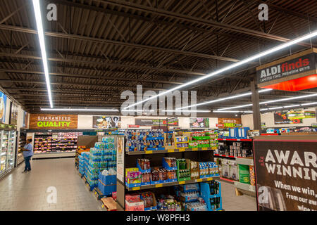 Ft. Pierce, FL/USA -810/19: Überblick über mehrere Gänge von Aldi zu speichern. Stockfoto