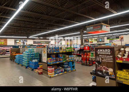 Ft. Pierce, FL/USA -810/19: Überblick über mehrere Gänge von Aldi zu speichern. Stockfoto