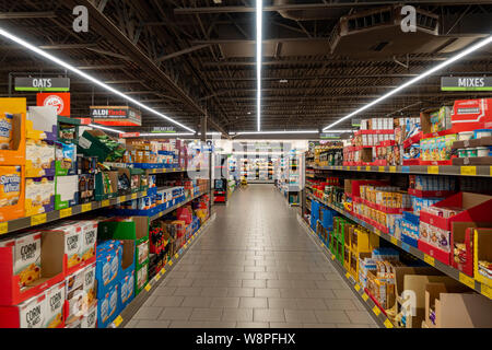 Ft. Pierce, FL/USA -810/19: Das Müsli und Kuchen oder Dessert mix Gang von Aldi zu speichern. Stockfoto