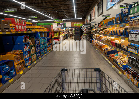 Ft. Pierce, FL/USA -810/19: Warenkorb Ansehen von Menschen einkaufen in das Brot Gang von Aldi zu speichern. Stockfoto