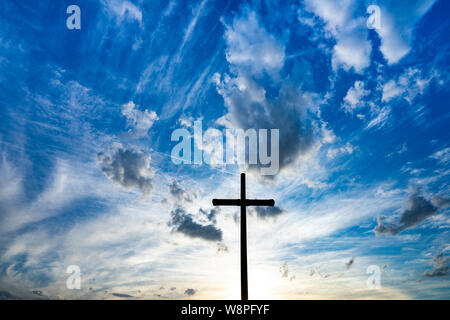 Eine einsame schwarze Kreuz vor einem blauen Himmel gefüllt mit erstaunlichen Wolken in Praca do Cruzeiro, in Brasilia, Brasilien. Stockfoto