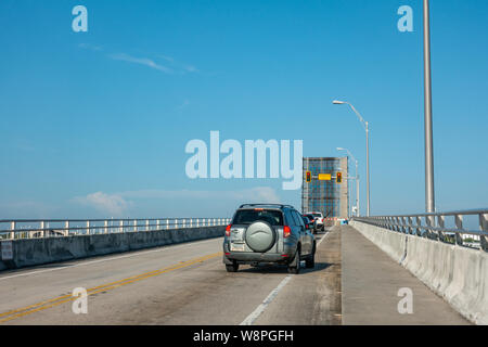 Ft. Pierce, FL/USA -810/19: Autos aufgereiht wie eine Zugbrücke öffnet und schließt die Boote fahren durch die Öffnung zu übergeben. Nähe zu sehen. Stockfoto