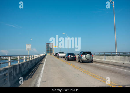 Ft. Pierce, FL/USA -810/19: Autos aufgereiht wie eine Zugbrücke öffnet und schließt die Boote fahren durch die Öffnung zu übergeben. Stockfoto