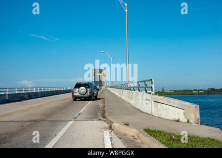 Ft. Pierce, FL/USA -810/19: Autos aufgereiht wie eine Zugbrücke öffnet und schließt die Boote fahren durch die Öffnung zu übergeben. Stockfoto