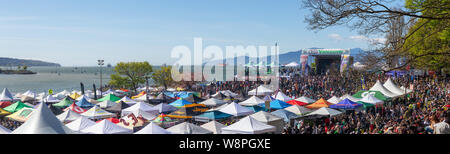 Downtown Vancouver, British Columbia, Kanada - 20. April 2019: Menschenmenge versammelt sind 420 bei Sonnenuntergang Strand an einem sonnigen Tag zu feiern. Stockfoto