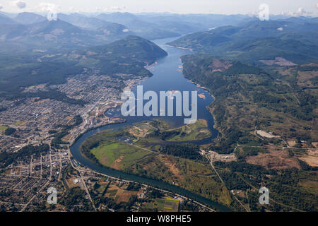 Luftaufnahme einer industrialisierten Kleinstadt, Port Alberni, auf Vancouver Island an einem sonnigen Sommermorgen. In British Columbia, Kanada. Stockfoto